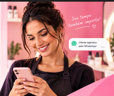 Profissional da beleza recebendo um agendamento pelo WhatsApp